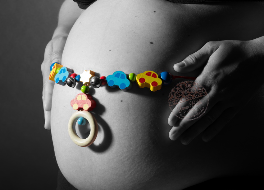 Babybauchbild mit Schnullerkette, Foto Jana Bath, duotone Effekt