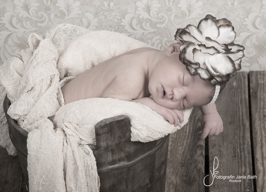 Newborn Bild eines neugeborenen Mädchens - Foto Jana Bath www.babyshooting.de
