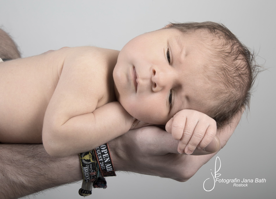 Newborn Junge 17 Tage auf Papa's Arm