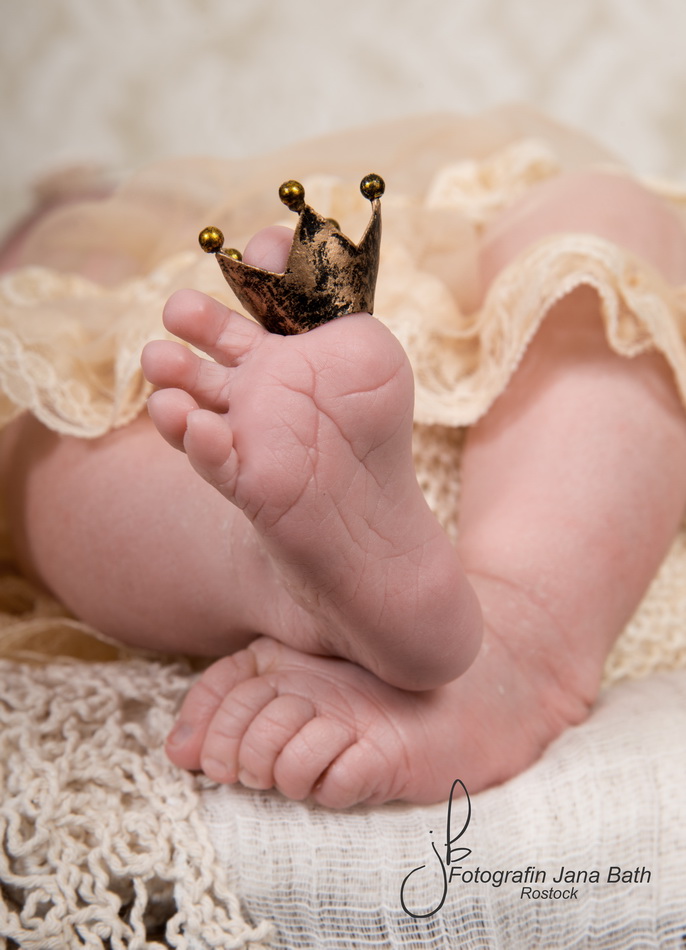 Kleine Prinzessin 11 Tage jung - Detail Füsschen mit Krönchen