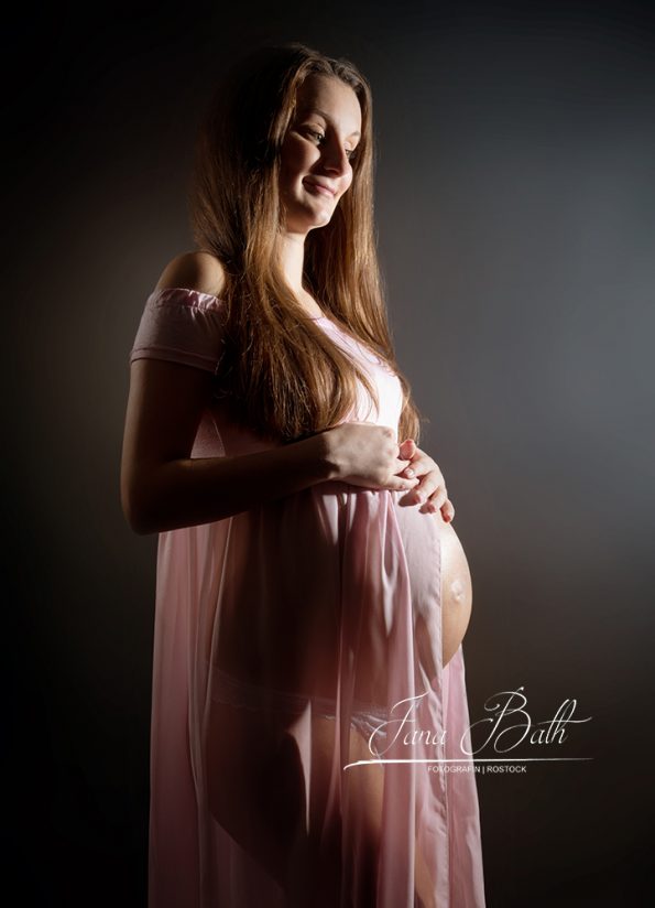 Babybauchfotografie im rosa Bellykleid - Foto Jana Bath 2019