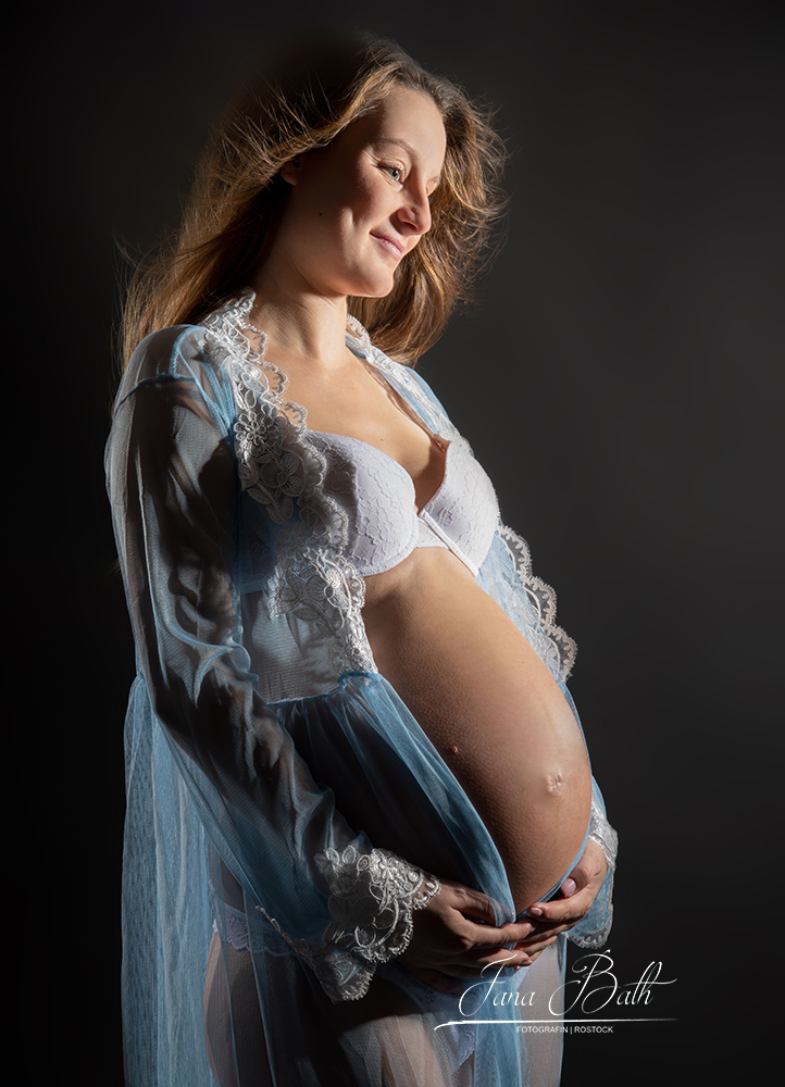 Babybauchfotografie im hellblauen Bellykleid - Jana Bath 2019