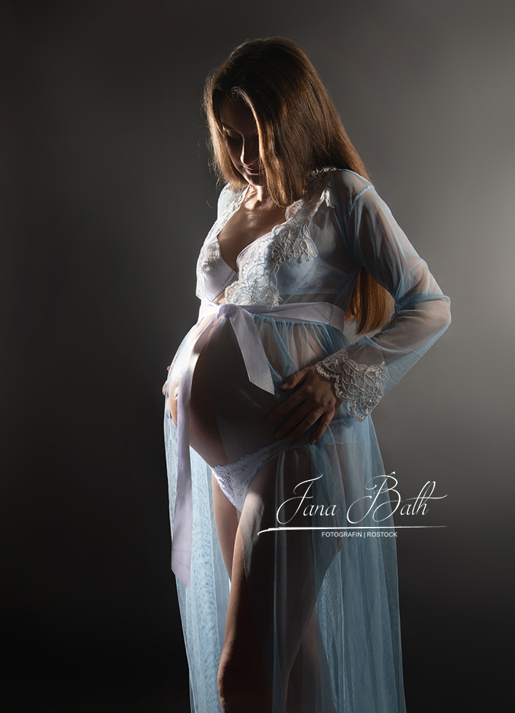 Portrait einer Schwangeren in Studiogarderobe - Foto Jana Bath 2019