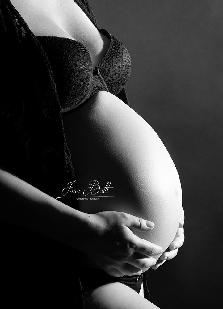 Babybauchfoto in schwarz/weiß