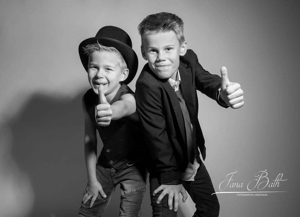 Geschwister, Porträt zweier Jungs von babyshooting.de